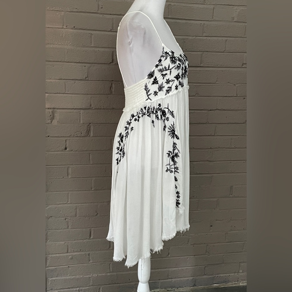 Free People white dress / black embroidered floral print - Picture 2 of 14